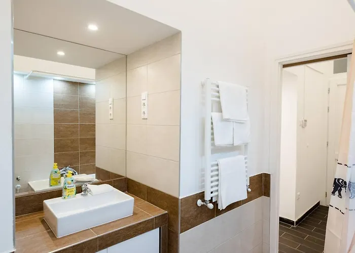 Newly Refurbished At Superb Location Appartement *