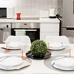 Newly Refurbished At Superb Location Apartament