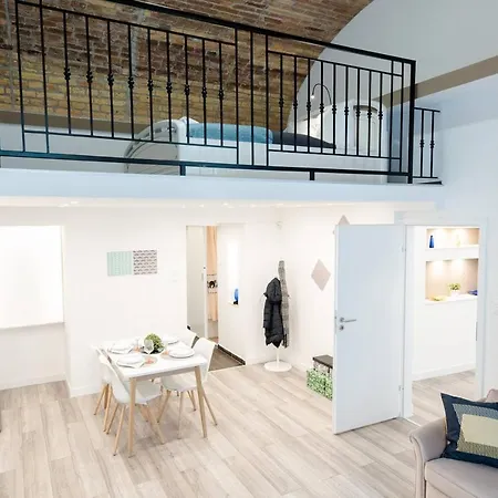Newly Refurbished At Superb Location Daire Budapeşte