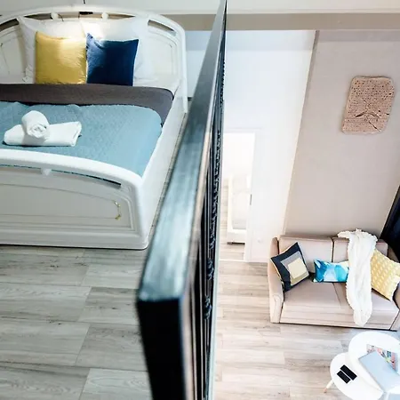 Newly Refurbished At Superb Location Budapeşte