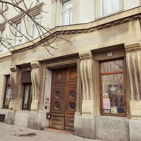 Newly Refurbished At Superb Location Daire Budapeşte