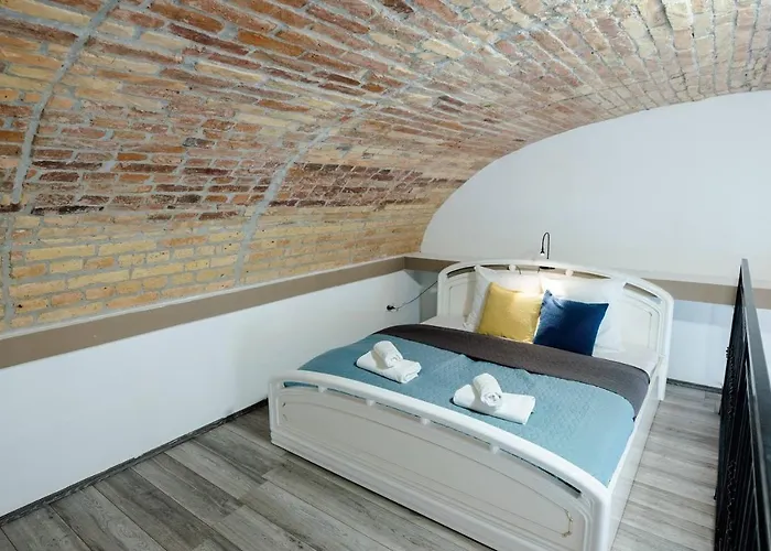 Newly Refurbished At Superb Location Apartament *