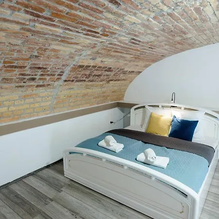 Newly Refurbished At Superb Location Appartamento *