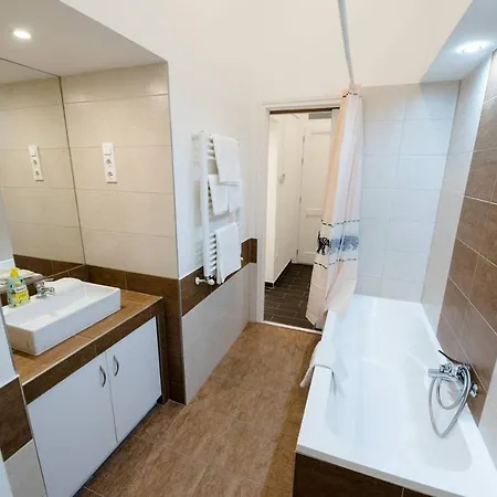 דירה Newly Refurbished At Superb Location בודפשט