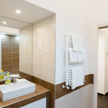 Newly Refurbished At Superb Location Apartament *