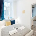 아파트 Newly Refurbished At Superb Location