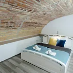 Newly Refurbished At Superb Location 아파트 *